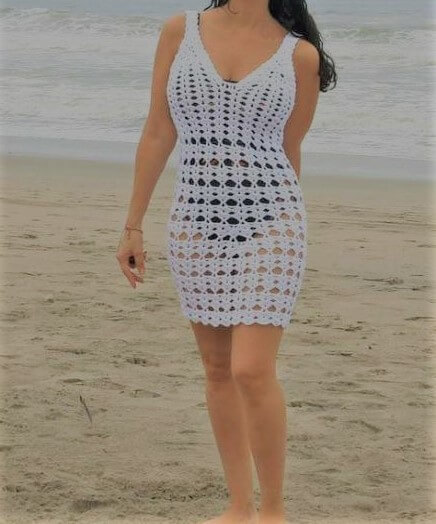 Mujer con vestido acanalado en la playa