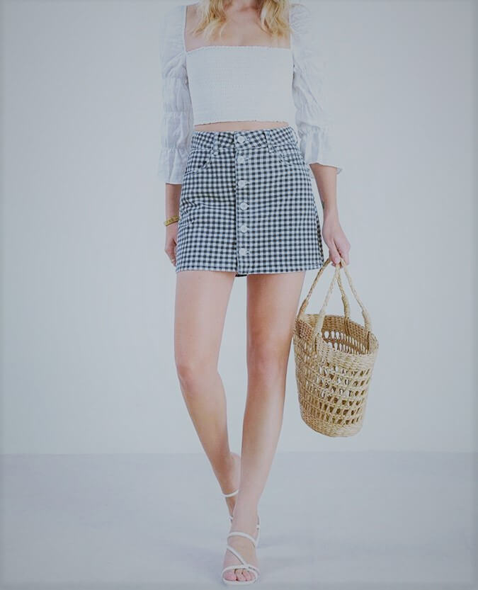 modelo con una minifalda de moda para el verano